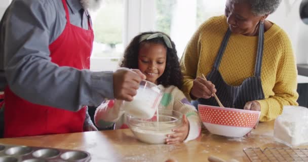 Video Glada Afrikanska Amerikanska Barnbarn Baka Med Morföräldrar Köket Familj — Stockvideo