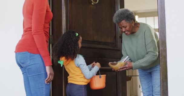 Video Happy African American Mother Daughter Trick Treating Grandmother House — Stock Video