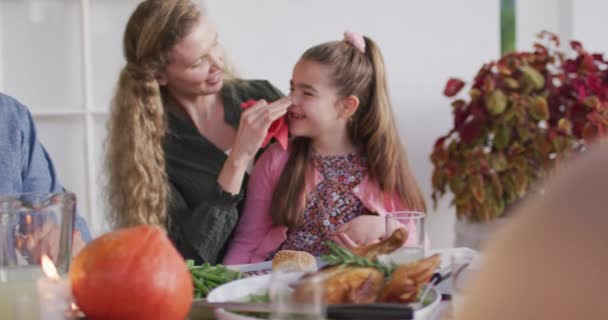 Video Happy Caucasian Mother Cleaning Daughter Face Family Dinner Table — Αρχείο Βίντεο