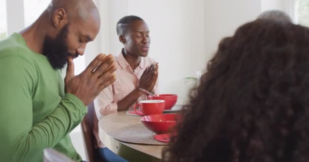 Βίντεο Χαρούμενους Αφροαμερικανούς Γονείς Κόρη Και Γιαγιά Λένε Προσευχή Στο — Αρχείο Βίντεο