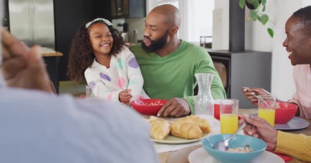 Vídeo Feliz Filha Afro Americana Rindo Alimentando Pai Mesa Café — Vídeo de Stock