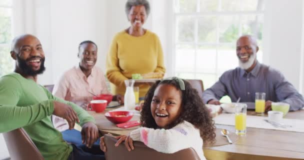 Videoportrett Lykkelige Amerikanske Foreldre Datter Besteforeldre Ved Spisebordet Familie Familieliv – stockvideo