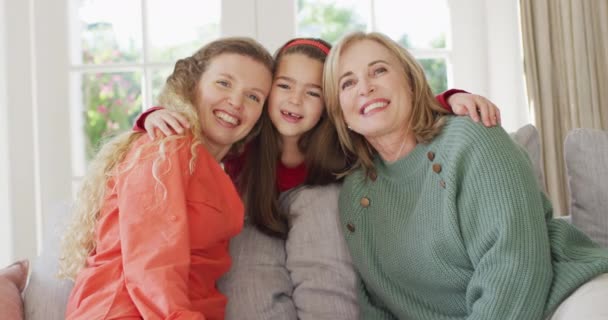 Video Portrait Happy Caucasian Mother Grandmother Granddaughter Embracing Couch Family — kuvapankkivideo