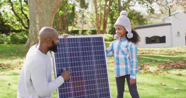 Video Vom Glücklichen Afrikanisch Amerikanischen Vater Der Seiner Tochter Herbstlichen — Stockvideo