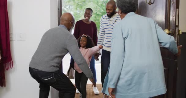 Video Lyckliga Afrikanska Amerikanska Föräldrar Och Dotter Anländer Till Huset — Stockvideo