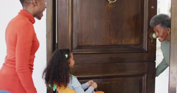 Video Madre Hija Afro Americana Feliz Truco Trato Casa Abuela — Vídeos de Stock