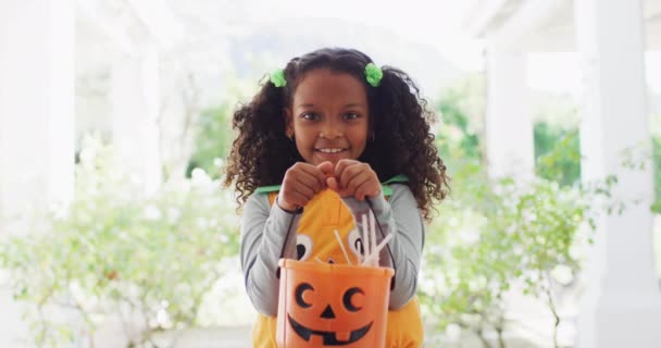 Video Retrato Chica Afro Americana Feliz Truco Trato Para Halloween — Vídeo de stock