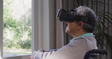 VR kulaklık takan ve evde eğlenen son sınıf öğrencisi mutlu. emeklilik hayatı teknolojiyle evde dinleniyor..