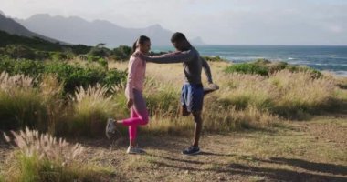 Kırsal alanda esneme hareketleri yapan çeşitli fit çiftler. Fitness ve sağlıklı açık hava yaşam tarzı.