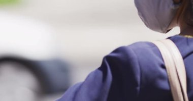 Sokakta yürürken yüz maskesi takan Afrikalı Amerikalı bir kadın. Coronavirus covid 19 salgını sırasında şehirde hijyen sorunu vardı..
