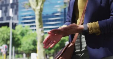 Afro-Amerikan kadınlarının sokakta ellerini dezenfekte etmelerinin ortasında. Coronavirus covid 19 salgını sırasında şehirde hijyen sorunu vardı..