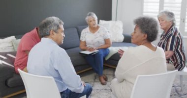 Farklı kıdemli arkadaşlara tavsiye veren üst düzey ırk danışmanı ve pano. üst düzey sağlık, destek ve yaşam tarzı.