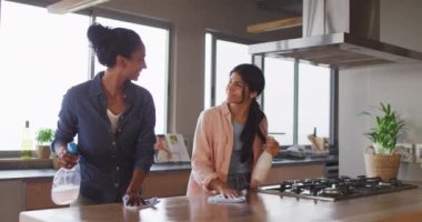 Ev temizliği yapan ve eğlenen mutlu kadın arkadaş videoları. Arkadaşlık, evde birlikte zaman geçirmek..