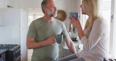 Kafkasyalı olgun bir çift kahve içip mutfakta konuşuyor. Evde boş vakitlerin tadını çıkarıyorum.