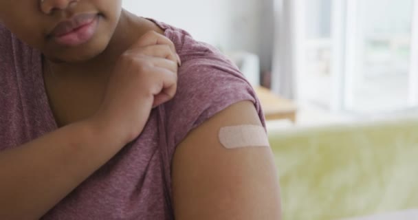 Feliz Mulher Afro Americana Com Ligadura Braço Após Vacinação Estilo — Vídeo de Stock
