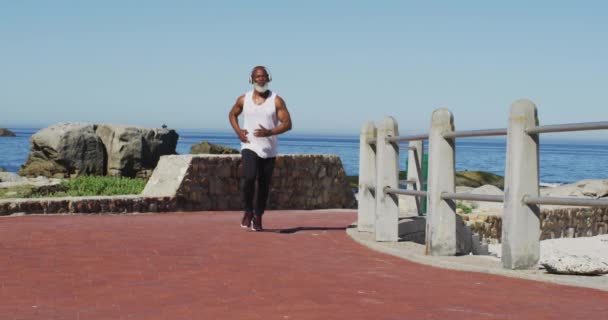 Starszy Afroamerykanin Ćwiczący Bieganie Drogach Nad Morzem Zdrowie Sprawność Samodzielność — Wideo stockowe