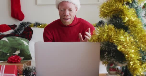 Feliz Homem Americano Africano Albino Usando Chapéu Pai Natal Fazendo — Vídeo de Stock