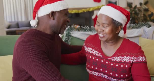 Glad Senior Afrikansk Amerikan Par Bär Tomte Hattar Kramas Vardagsrummet — Stockvideo
