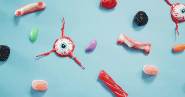 할로윈 장난감 사탕을 배경에 가까이 할로윈 축제와 축하의 — 비디오