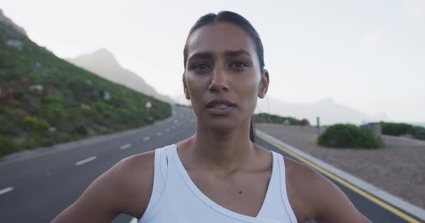 Portret Mieszanej Kobiety Rasy Ćwiczącej Górskiej Drodze Zatrzymującej Się Aby — Wideo stockowe