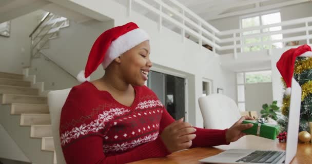 Glad Afrikansk Amerikan Storlek Kvinna Tomte Hatt Gör Videosamtal Med — Stockvideo