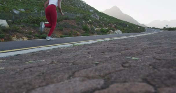Fit Smíšené Závodní Žena Cvičení Běží Venkovské Silnici Blízkosti Hor — Stock video