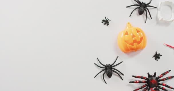 Close Van Meerdere Halloween Speelgoed Snoepjes Met Kopieerruimte Witte Achtergrond — Stockvideo