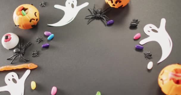 Flera Halloween Leksaker Och Godis Med Kopieringsutrymme Grå Bakgrund Halloween — Stockvideo