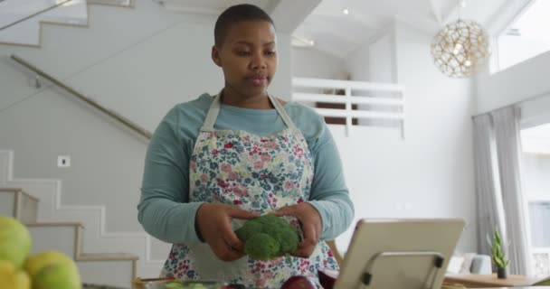 Feliz Afroamericano Más Mujer Tamaño Usando Delantal Cocinar Usar Tableta — Vídeo de stock