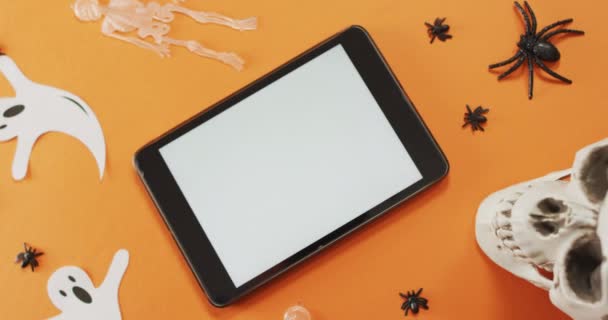 Nahaufnahme Von Halloween Spielzeug Und Digitalem Tablet Mit Kopierraum Vor — Stockvideo