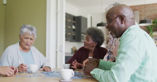 Skupina Šťastných Seniorů Kteří Pijí Kávu Doma Skládají Puzzle Společenská — Stock video
