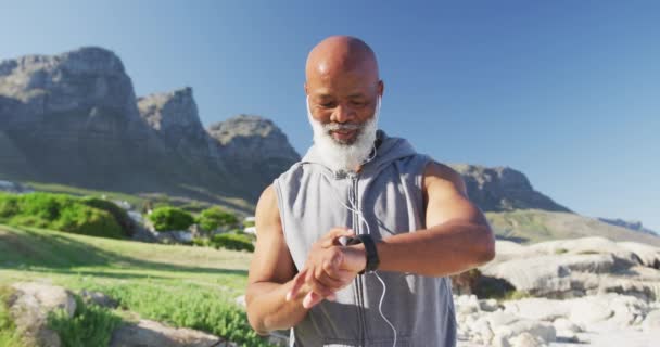 Senior Afro Amerikaanse Man Oefenen Met Smartwatch Luisteren Naar Muziek — Stockvideo