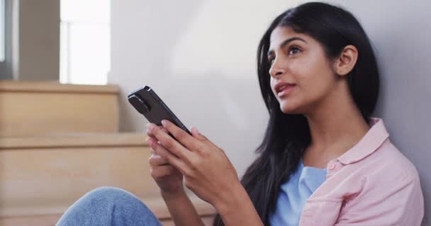 Nagranie Szczęśliwej Dwurasowej Kobiety Siedzącej Schodach Używającej Smartfona Relaks Wypoczynek — Wideo stockowe