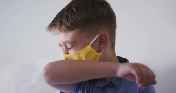 Портрет Кавказького Хлопчика Жовтій Масці Обличчя Захищає Мікроби Кашляє Або — стокове відео