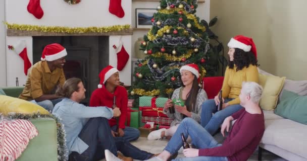 Mutlu Çeşitli Arkadaş Grupları Noel Zamanı Hediyelerle Paylaşılır Yılbaşı Kutlamaları — Stok video