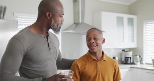 Video Glade Afrikanske Far Søn Griner Køkkenet Familie Tilbringe Kvalitetstid – Stock-video