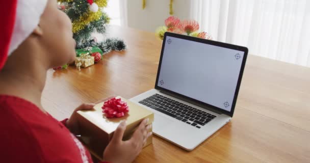Szczęśliwa Afroamerykanka Kobieta Kapeluszu Świętego Mikołaja Dzwoniąca Przez Laptopa Święta — Wideo stockowe