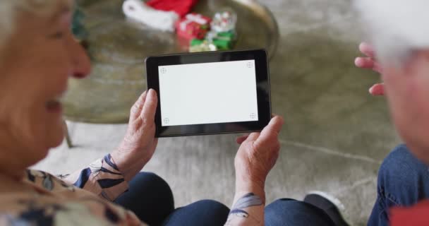 圣诞节时 戴着圣诞礼帽的白种人老夫妇在平板电脑上带着复制空间进行视频通话 圣诞节 节日和通信技术 — 图库视频影像
