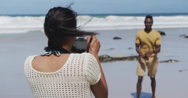 Afroamerykanka Robiąca Zdjęcie Mężowi Aparatem Cyfrowym Plaży Przyroda Zwiedzanie Turystyka — Wideo stockowe