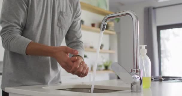 Środkowy Odcinek Białego Mężczyzny Stojącego Przy Zlewie Myjącego Ręce Pod — Wideo stockowe