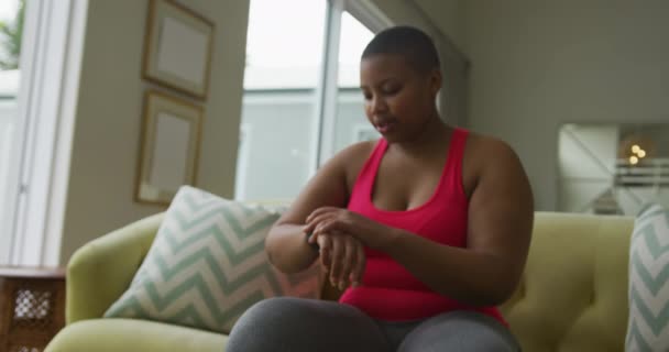 Счастливый Африканский Американец Плюс Размер Женщина Практикует Йогу Используя Умные — стоковое видео