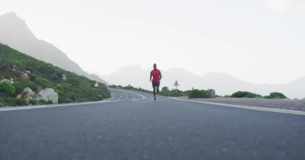 Ajuste Hombre Afroamericano Ejercicio Corriendo Una Carretera Rural Cerca Las — Vídeos de Stock