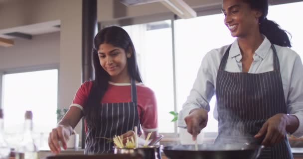 Video Happy Diverse Female Friends Preparing Meal Friendship Spending Quality — kuvapankkivideo
