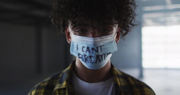 Porträtt Blandras Man Bär Protest Ansikte Mask Tomma Parkeringsgarage Genusuttryckets — Stockvideo