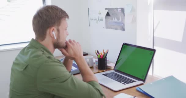 Hombre Caucásico Sentado Escritorio Que Trabaja Casa Con Auriculares Inalámbricos — Vídeos de Stock