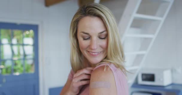 Kafkas Mutlu Bir Kadın Kolunda Alçı Olduğunu Coronavirus Aşısı Olduğunu — Stok video