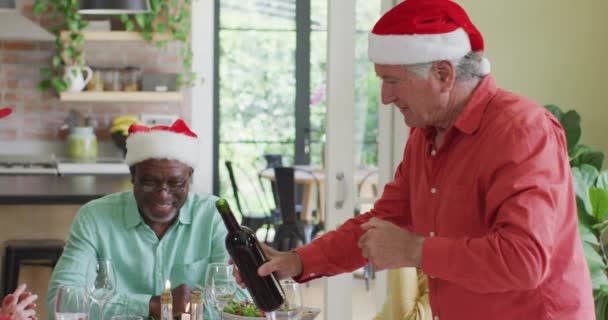 Fröhliche Runde Diverser Senioren Freunde Beim Gemeinsamen Essen Zur Weihnachtszeit — Stockvideo