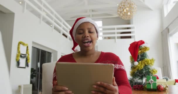 Felice Afroamericano Size Donna Cappello Babbo Natale Fare Videochiamate Utilizzando — Video Stock