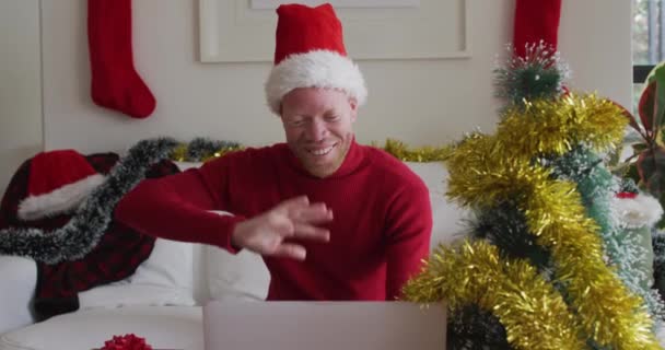 Glad Albino Afrikan Amerikan Man Bär Tomte Hatt Gör Videosamtal — Stockvideo