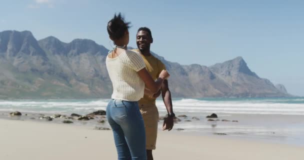Szczęśliwa Afrykańska Para Tańczy Razem Plaży Przyroda Zwiedzanie Turystyka Przygodowa — Wideo stockowe
